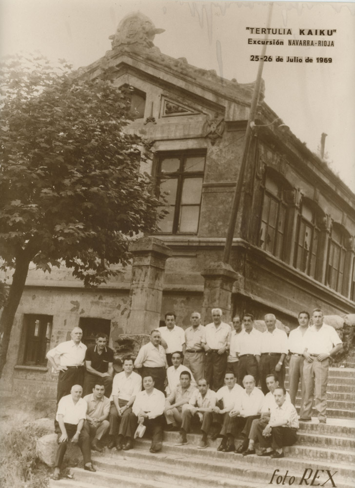 La tertulia Kaiku al pie de las escuelas públicas de Begoña do