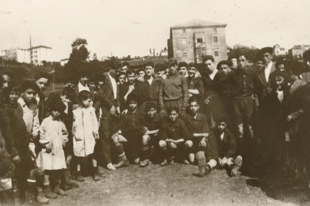 El Dr. Urcaregui con el equipo infantil del Santuchu en el campo