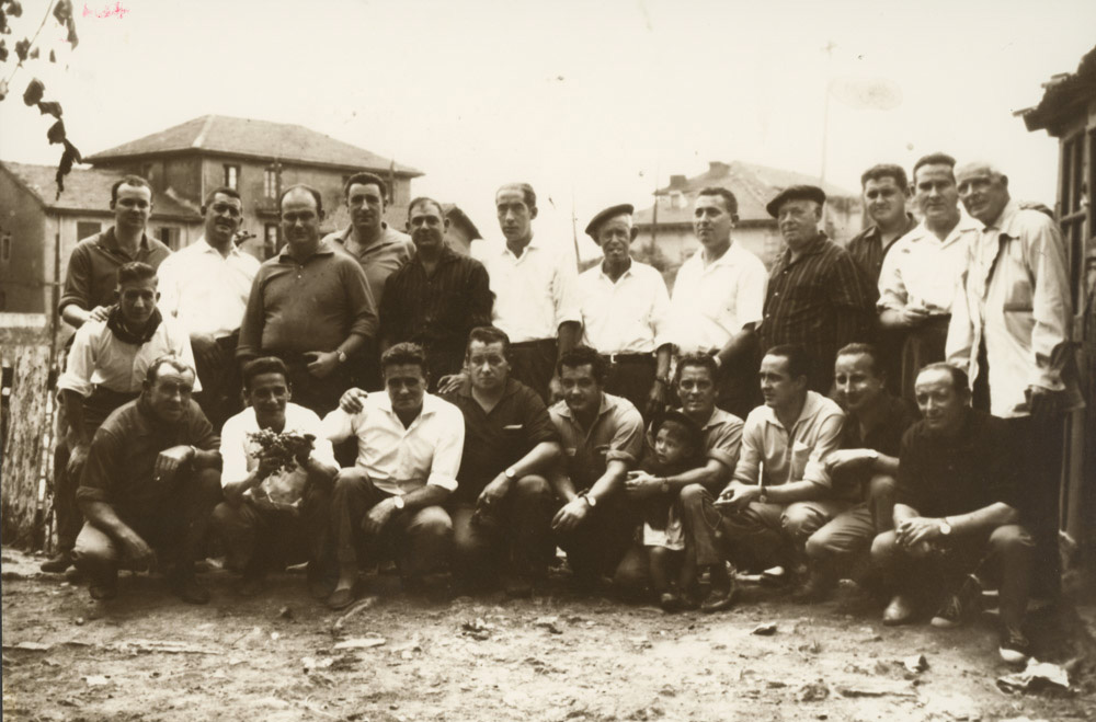 Parte de la tertulia Los Tronchos en el jardín de la familia Le