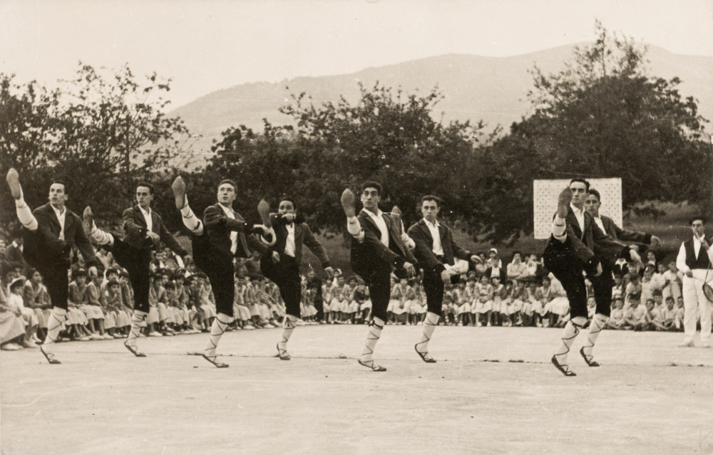 Grupo Gaztedi bailando para las colonias de la caja de Ahorros