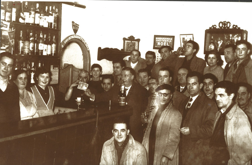 El representante Agüero entregando un premio en el Bar La Parri