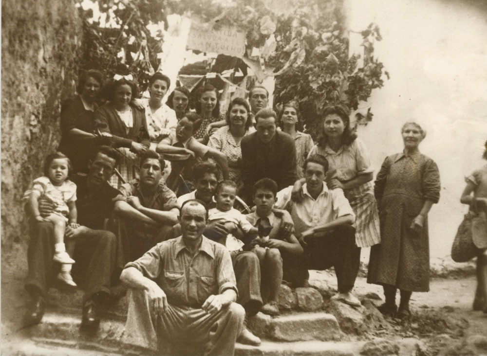 Grupo de vecinos del callejón del Morro en fiestas del barrio c