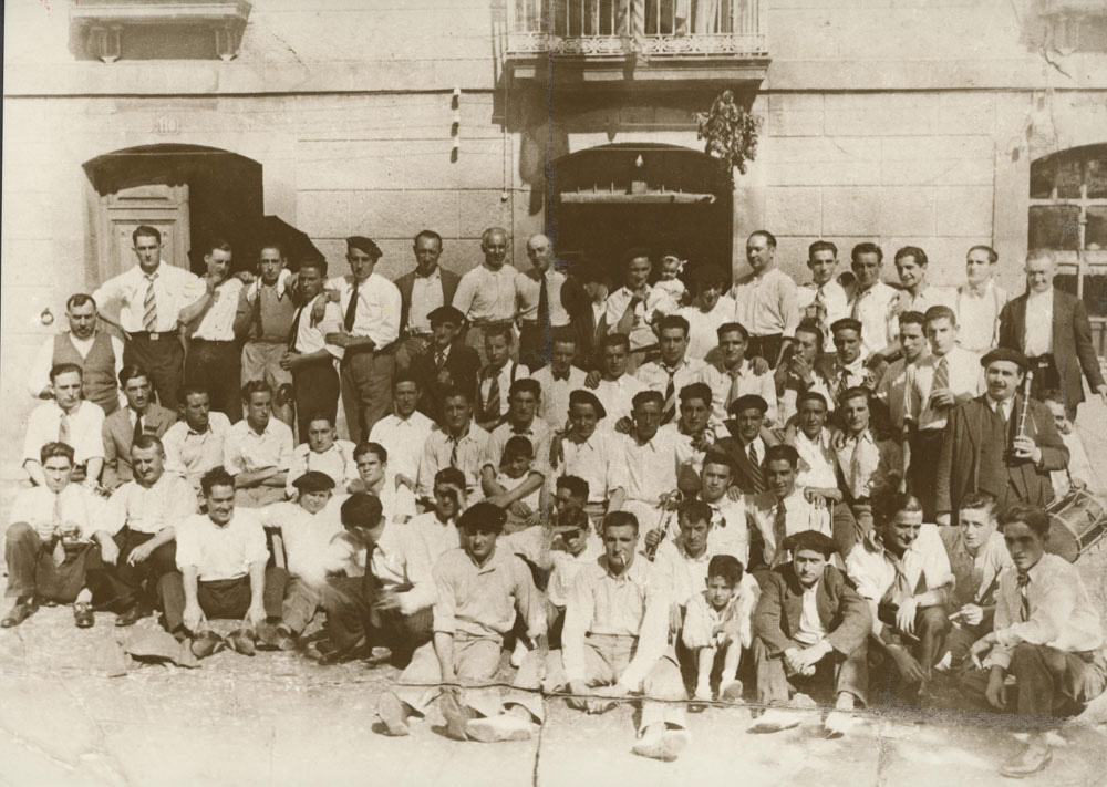 Asistentes al banquete anual del Santuchu F.C. en la entrada al