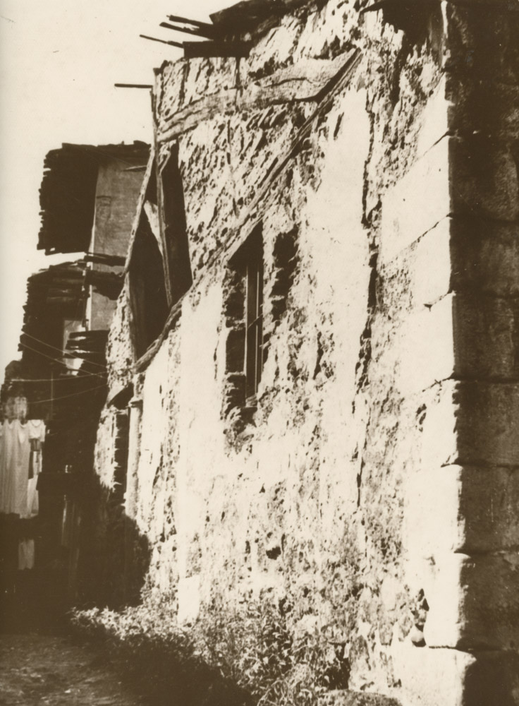 Callejón del Morro. En primer término y a la derecha las ruina