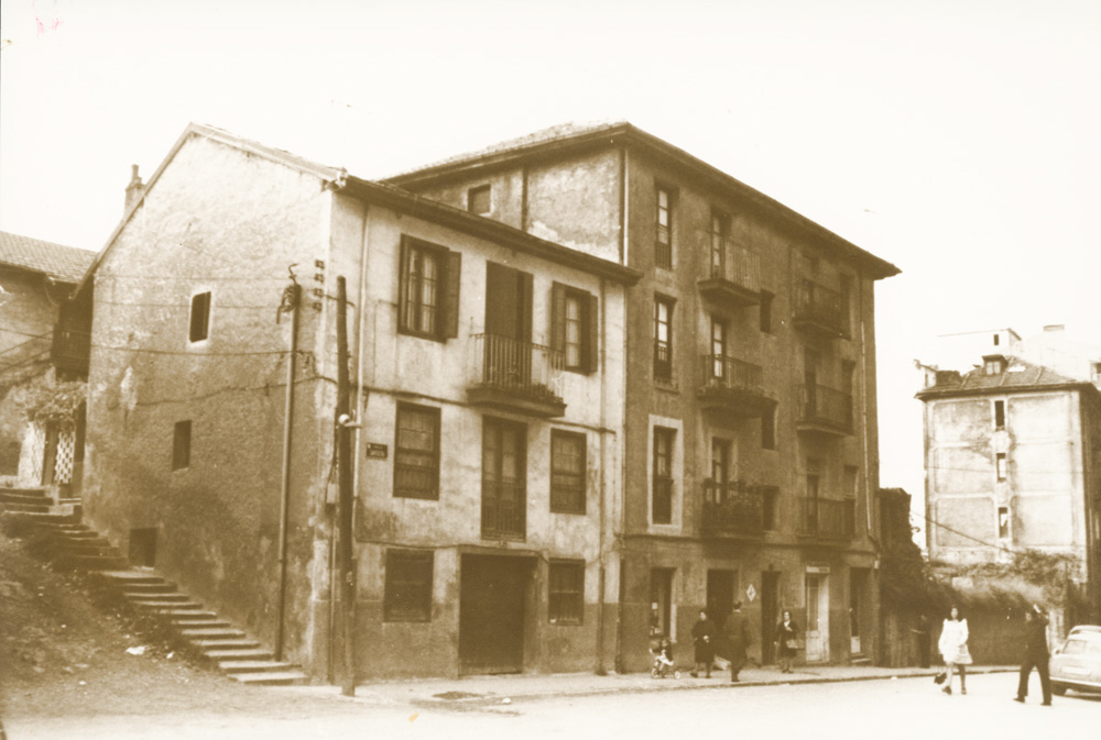 Viviendas, taberna, peluquería, etc. propiedad de una de las fa