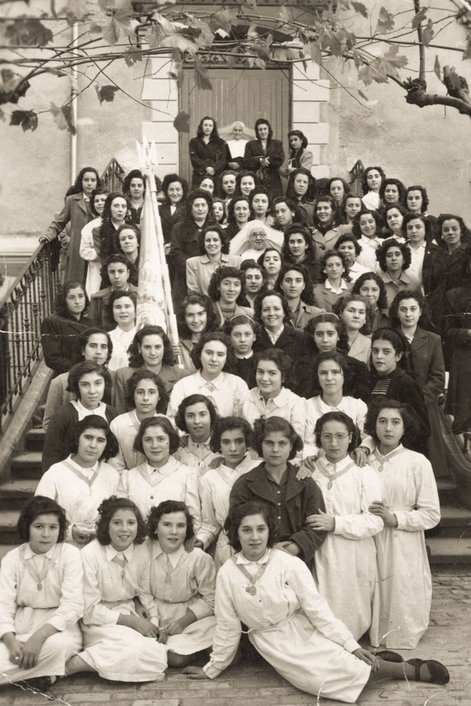 Grupo numeroso de niñas con monjas. Colegio Nª Sra de Begoña