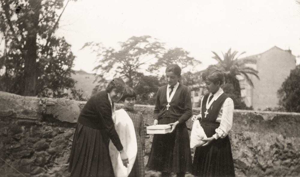 Grupo de niñas en el colegio Nª Sra de Begoña