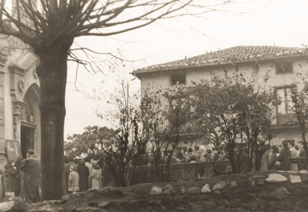 Feligreses entrando en San Francisquito.