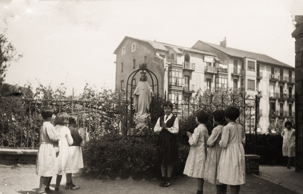 Niños rezando en el colegio Nª Sra de Begoña