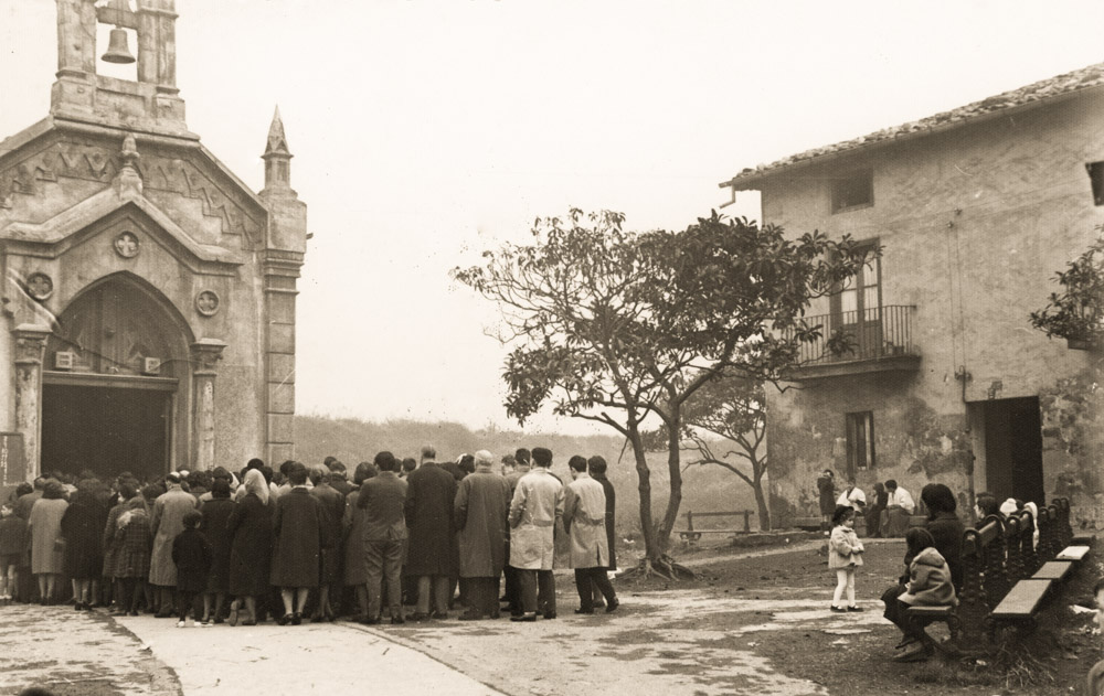 Feligreses entrando a San Francisquito