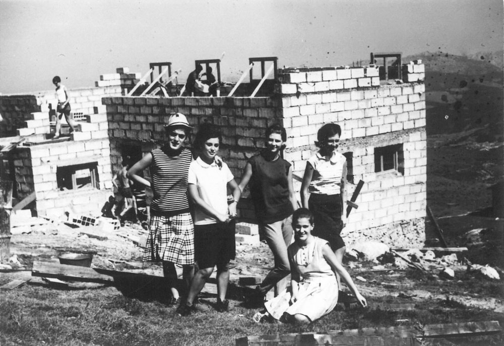 Construcción del refugio por jóvenes del barrio